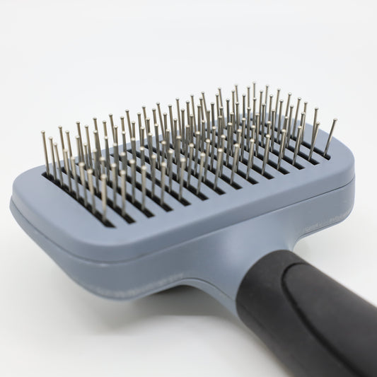 Samočistící kartáč pro psy a kočky – šetrné rozčesávání bez tahání